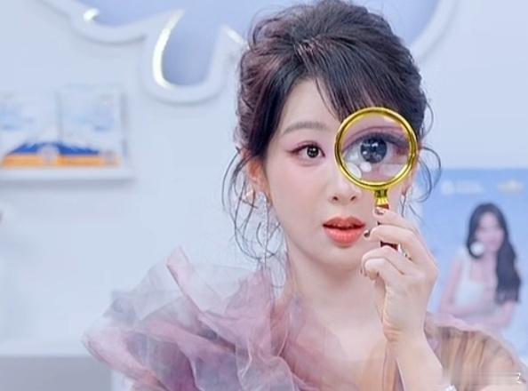 杨紫玩放大镜梦回锦觅杨紫拿放大镜梦回锦觅谁懂今晚，杨紫玩放大镜梦回锦觅！！!葡萄