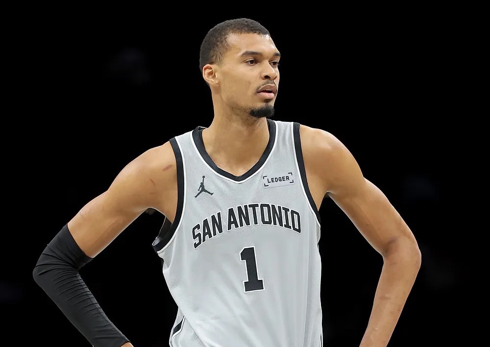 NBA常规赛，马刺今日主场129-114战胜公牛。本场比赛，文班打出了统治表现：