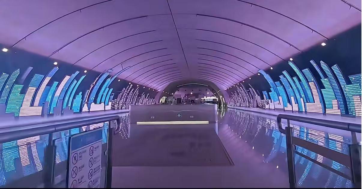 舒服的风吹到了魔都地铁站 任谁来到这魔都地铁站都会忍不住说一句哇塞！就是觉得林肯