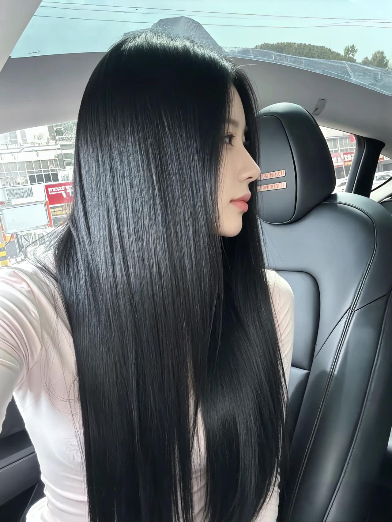 刷到一组长发美女的车内自拍，瞬间被戳中审美点。
穿米色上衣的姐姐靠在驾驶座上，阳