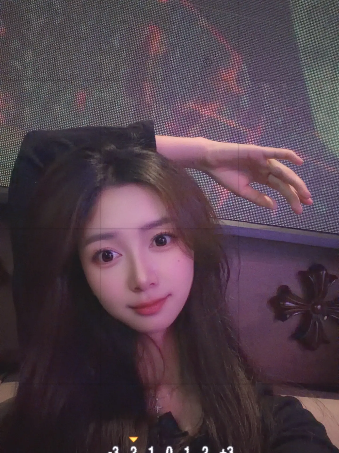 你问我爱抽烟还是爱喝酒，格局小了，曾经我也是滴酒不沾，如今也学会了端起...