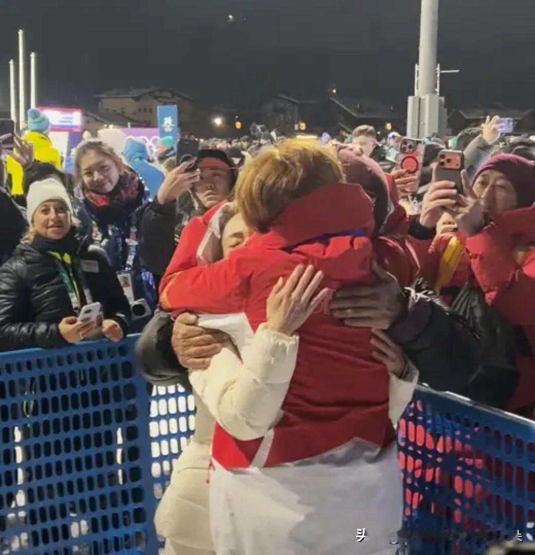 泪洒米兰！苏翊鸣摘冬奥铜牌后与父母相拥痛哭：身披国旗站上领奖台，我骄傲！

【中