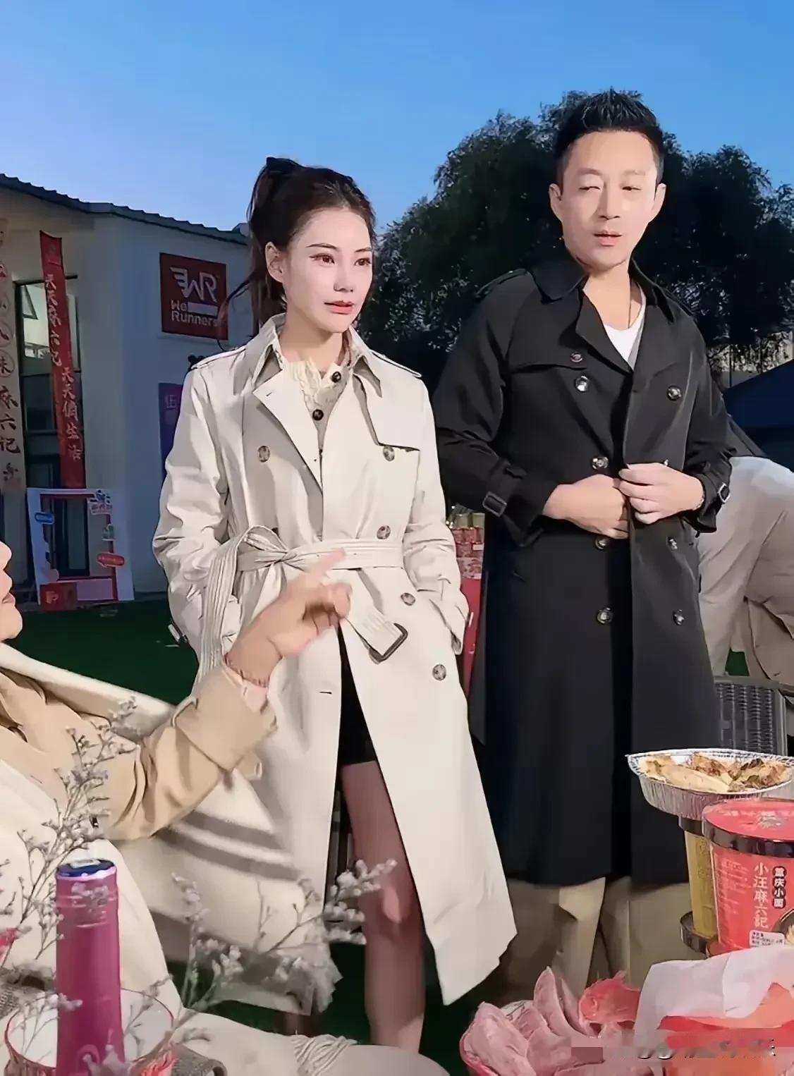 穿衣这一块，晓梅完胜小菲，
展示起衣服来，身材气质杠杠滴，
如果不是身高不占优势