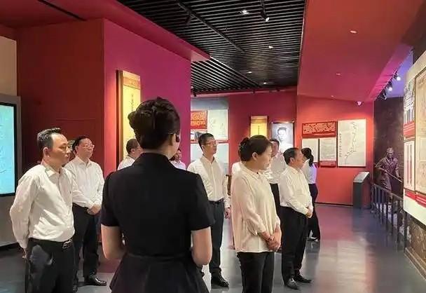 除了中共中央委员、中共中央军委委员、中央军委副总参谋长、人民解放军参谋长以外，叶