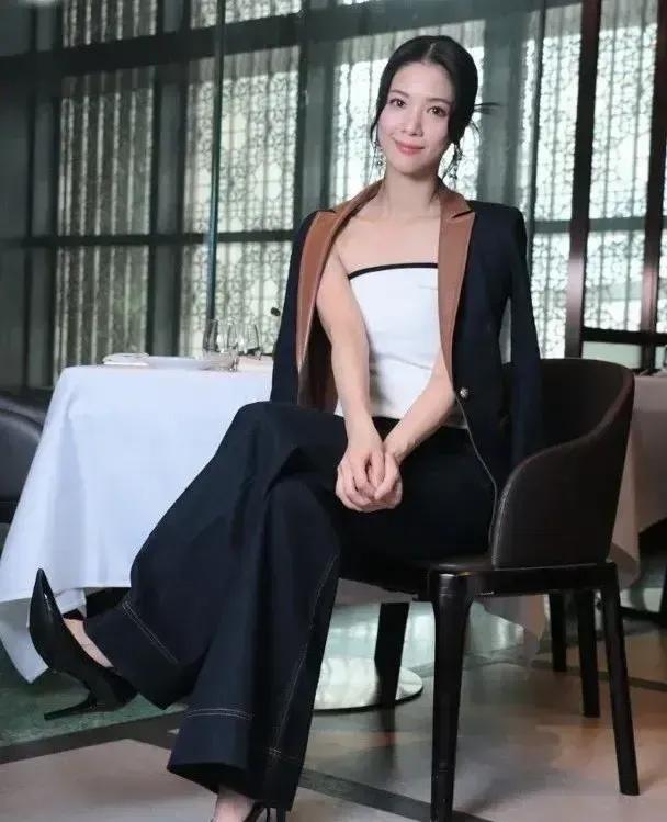 资深自媒体撰稿人观点

《巾帼枭雄之悬崖》热播，罗天宇、陈晓华新晋搭档引关注。两