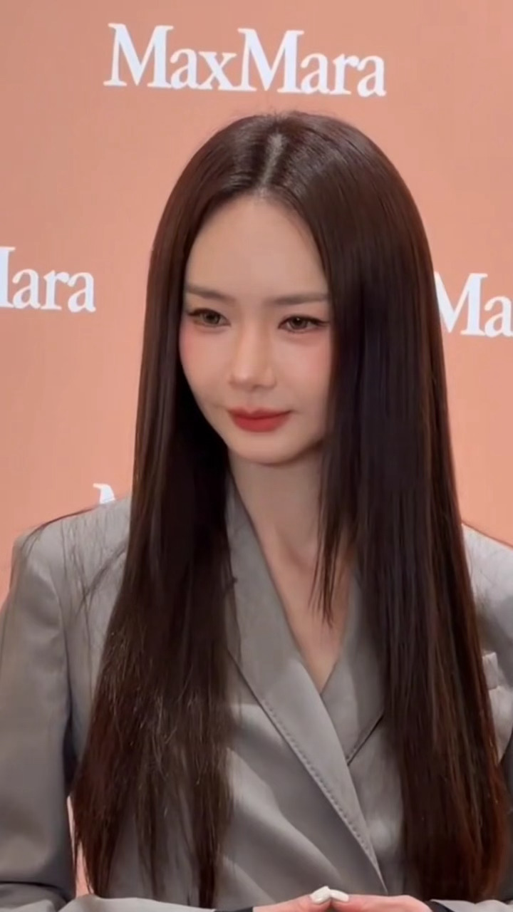 真的会被戚薇美到失语。。。好权威的一张脸，死亡顶光都压不住的精致感☝️今日份OO