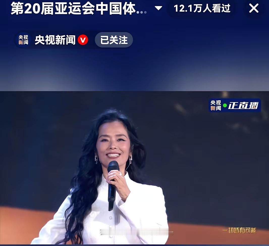 韦唯，不老的女神，吸引得曼昱的目光紧跟着她移动！
四十年前，韦唯的一首《亚洲雄风