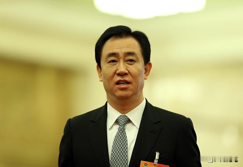 许家印最怕谁？我觉得首当其冲是法律。恒大爆雷，负债高达2.4万亿，这么庞大的数字