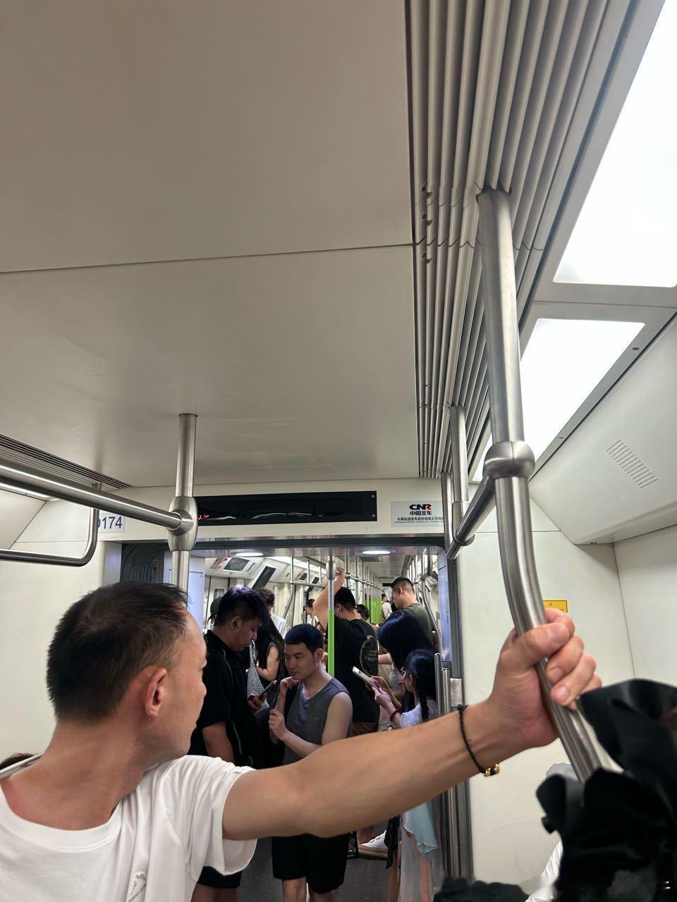 武汉地铁 网友：2026.7.18，周六，22:04，武汉6号线六渡桥-汉正街区