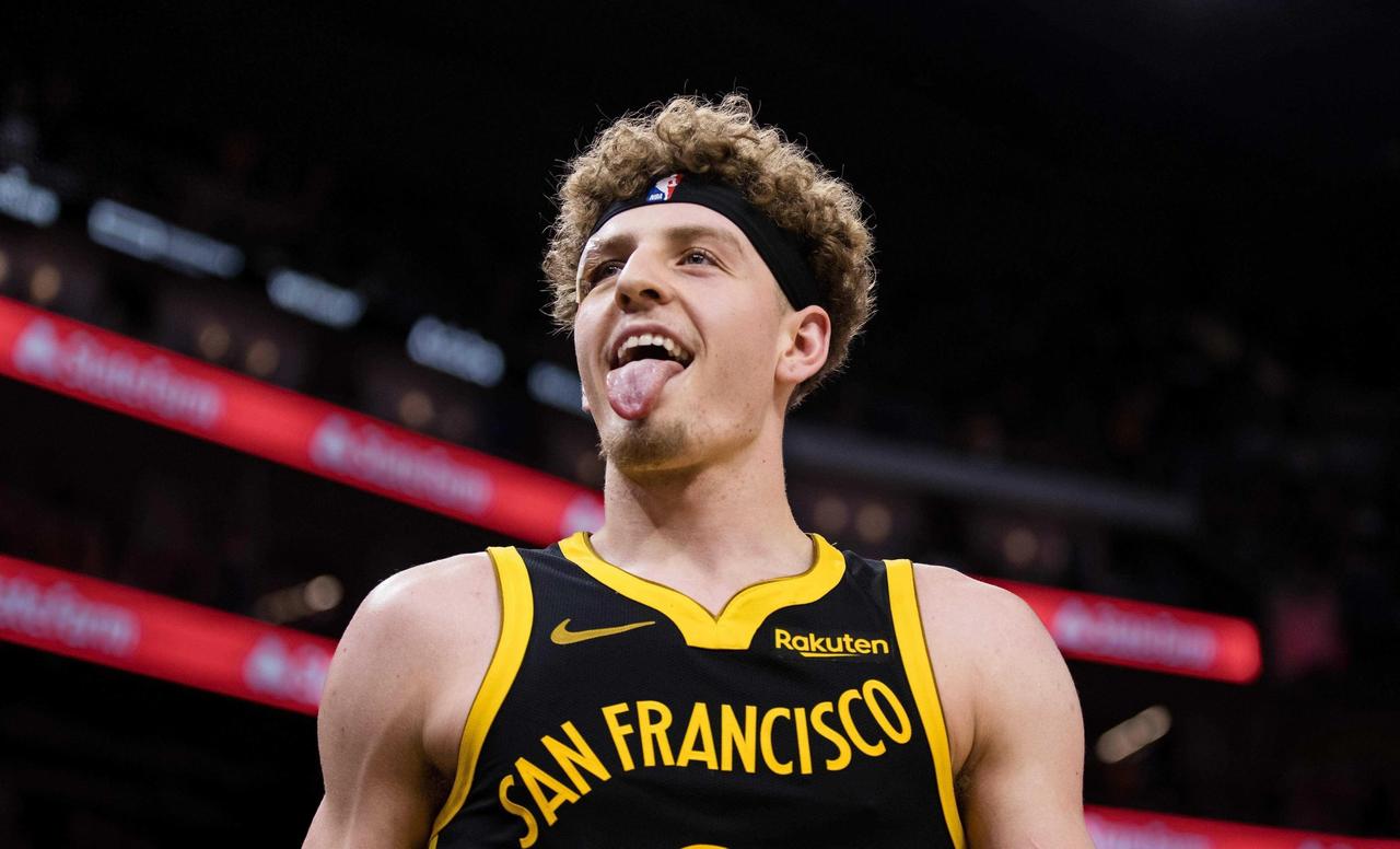 球队基石！还是算了吧！
美媒表示，没有库里的勇士队，波杰姆斯基就是球队的基石。