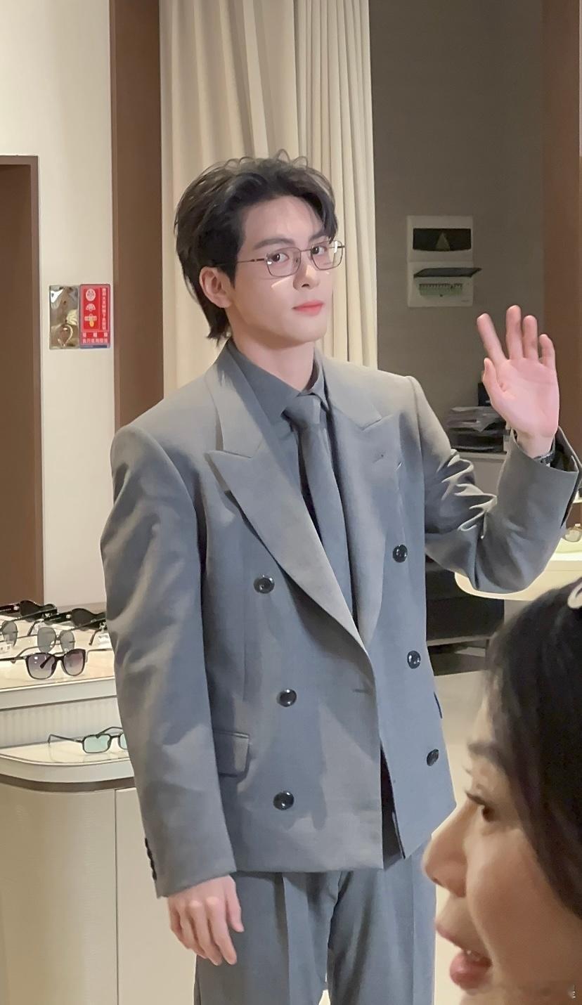 曾舜晞线下活动状态好好😌曾舜晞深圳活动状态曾舜晞灰西装眼镜造型