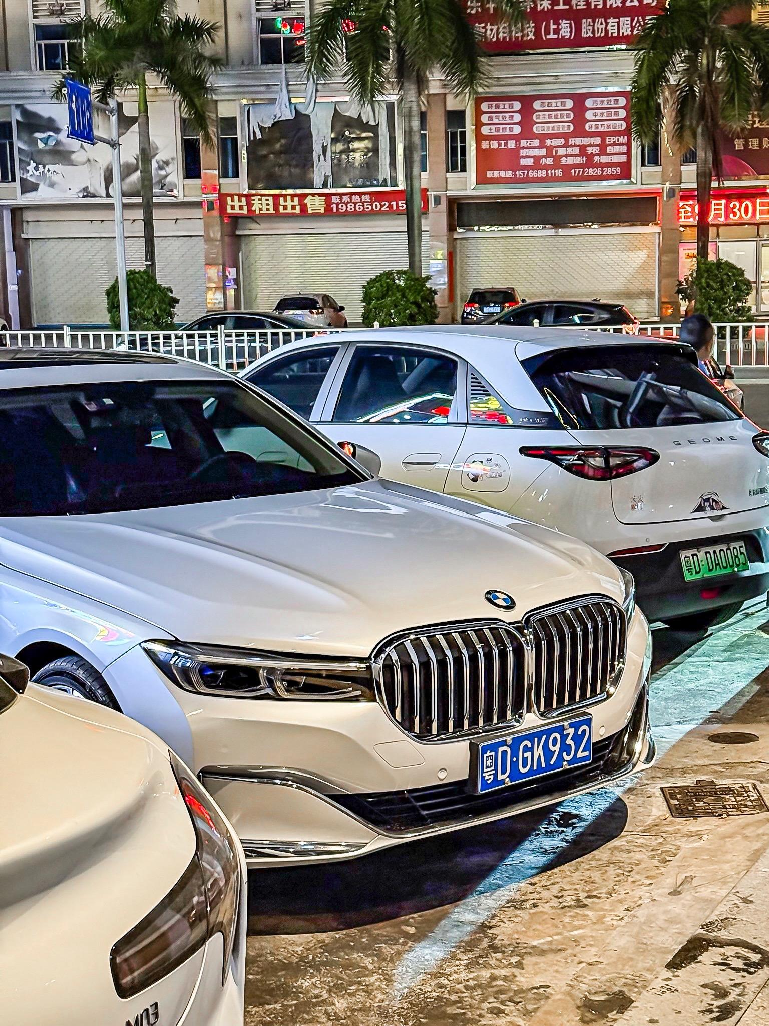 比其他颜色多一份优雅的白色宝马7系纯粹简约的姿态，当年被喷最狠G12如...