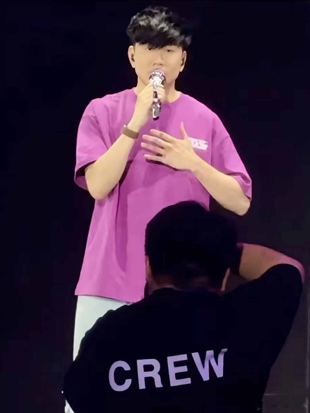 林俊杰昨天的演唱会大家看了吗？全场10万人都吓懵了！原因是……快结束时，林俊杰自