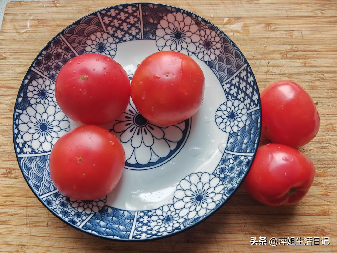 那天菜农给老公的西红柿，我是紧着吃，要不每天都得坏一两个，我也是很心疼，毕竟人家