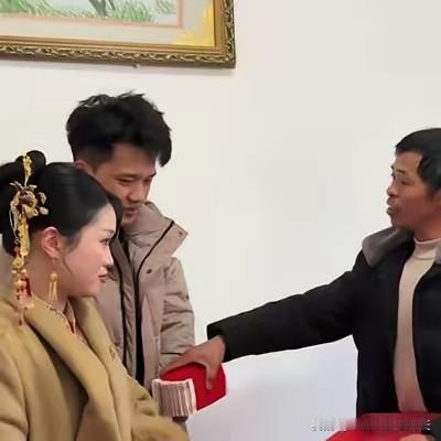 破防！心疼啊，继女出嫁云南远嫁安徽，出嫁当日，继父将新郎下的彩礼钱10万块钱，一