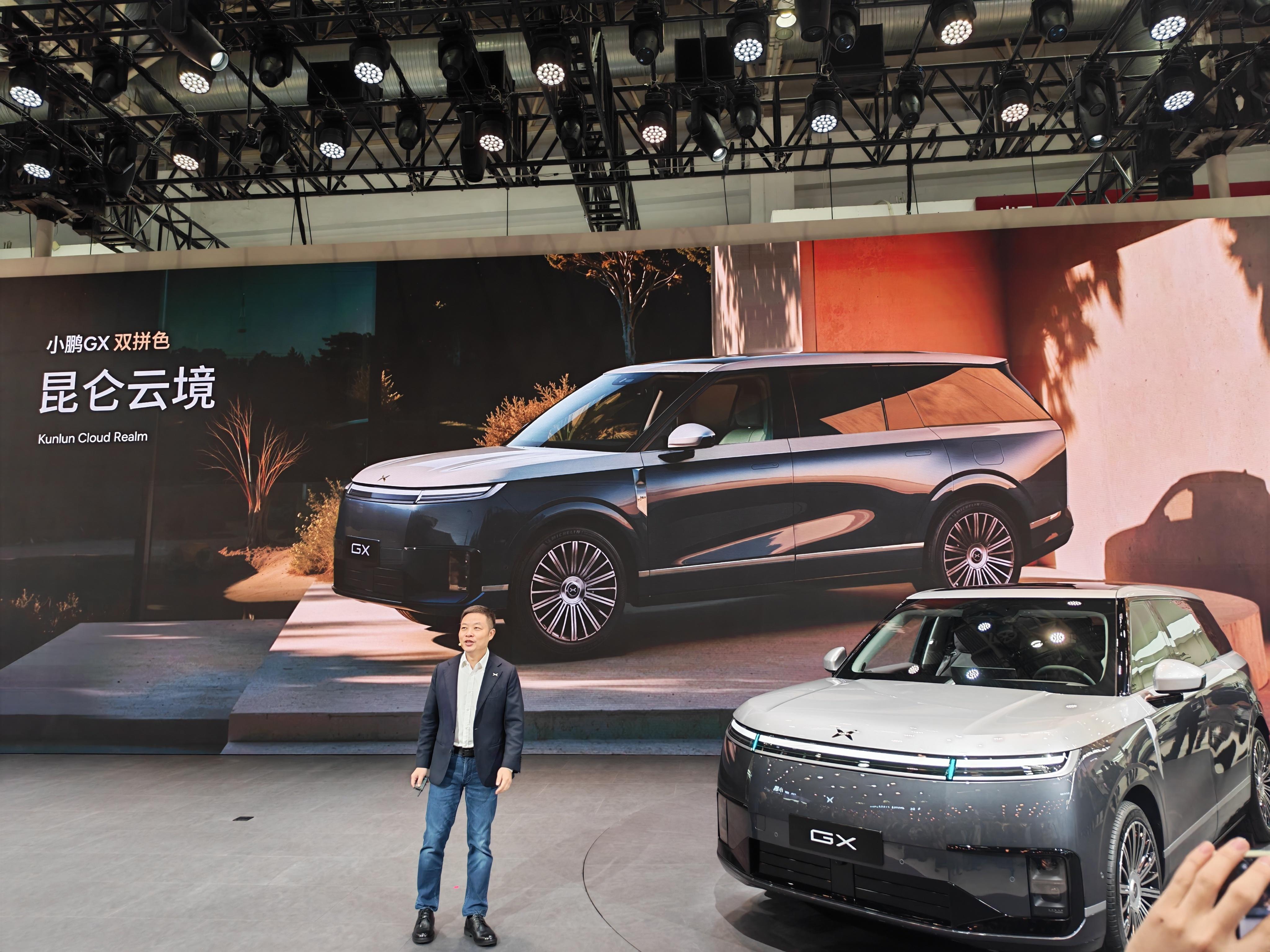 小鹏GX隐藏色——双拼色昆仑云境在北京车展发布小鹏展台被外国人层层包围，来了好多