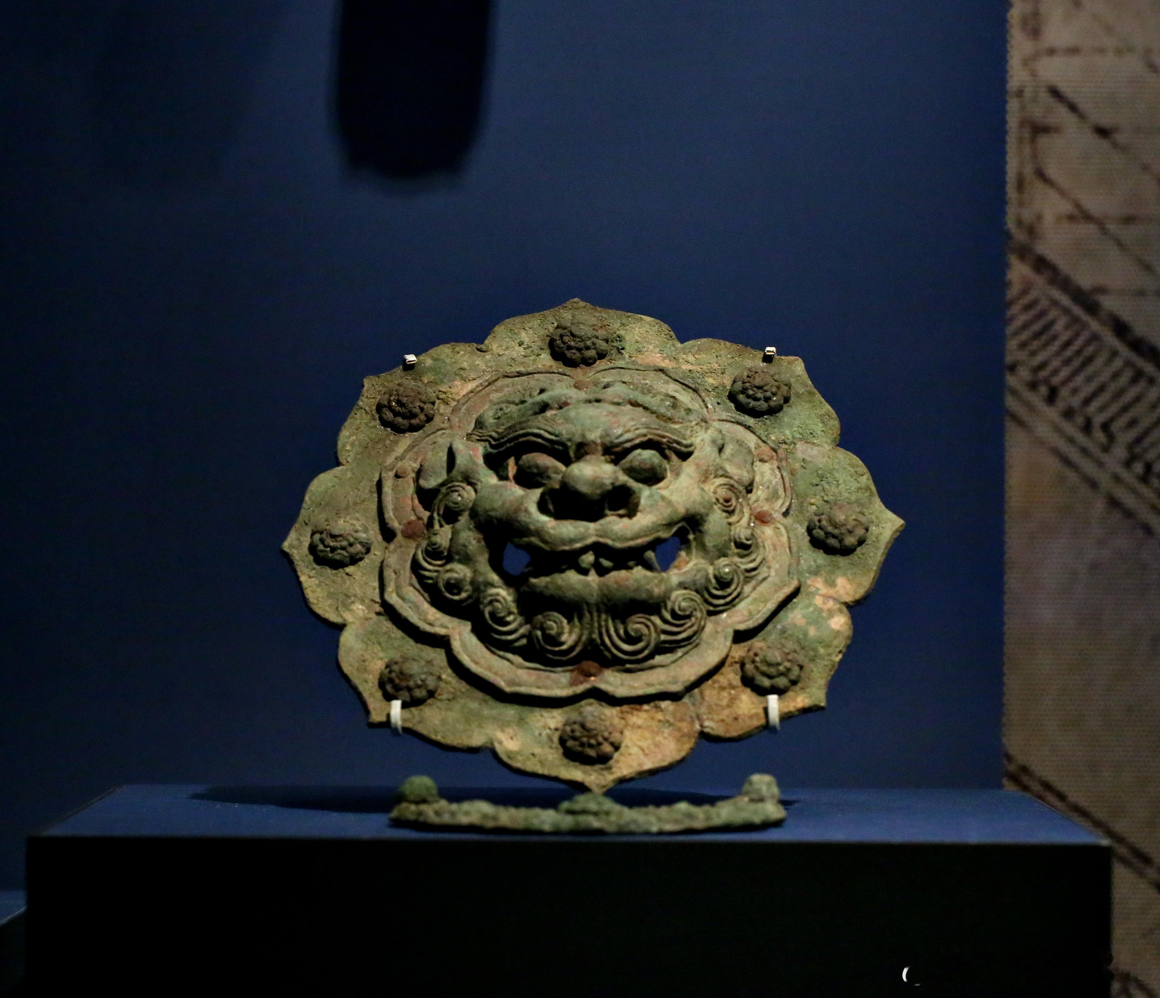 兽面形铜铺首元 （1271-1368）首都博物馆藏西城区德胜门豁口城墙出土。 ​