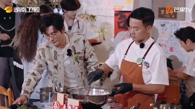 黄晓明店长爆改外卖小哥黄晓明送了么订单已爆单中餐厅 中餐厅外摆区，顾客点单双手满