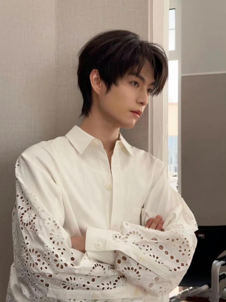 张哲旭纯白衬衫张哲旭自带白月光滤镜🌸简约穿搭尽显纯粹气质，自带温柔白月光氛围感