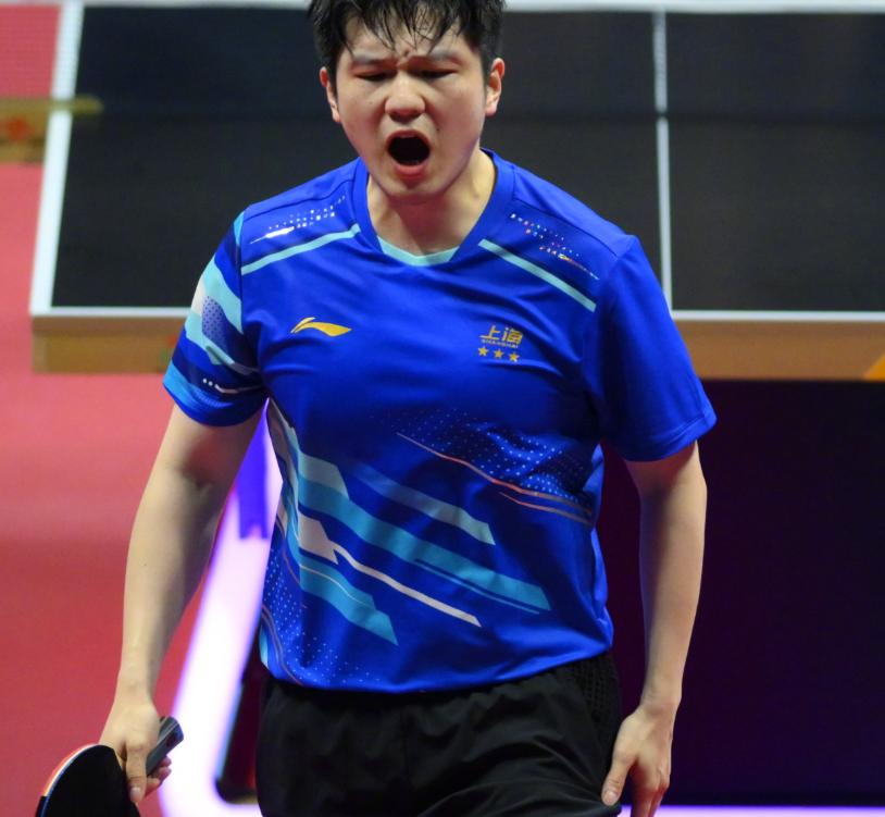 全运会乒乓球成年组男单半决赛，上海队樊振东 4-2战胜北京队王楚钦，晋级男单决赛