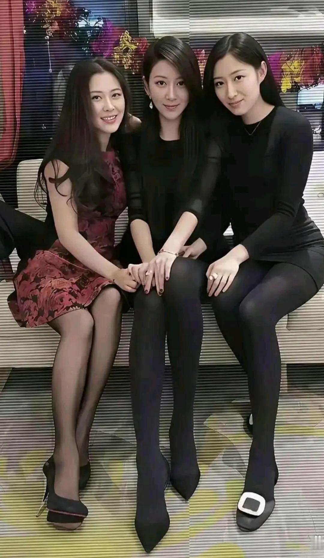 三人合照，其中有一个是妈妈，你能分得出来吗？