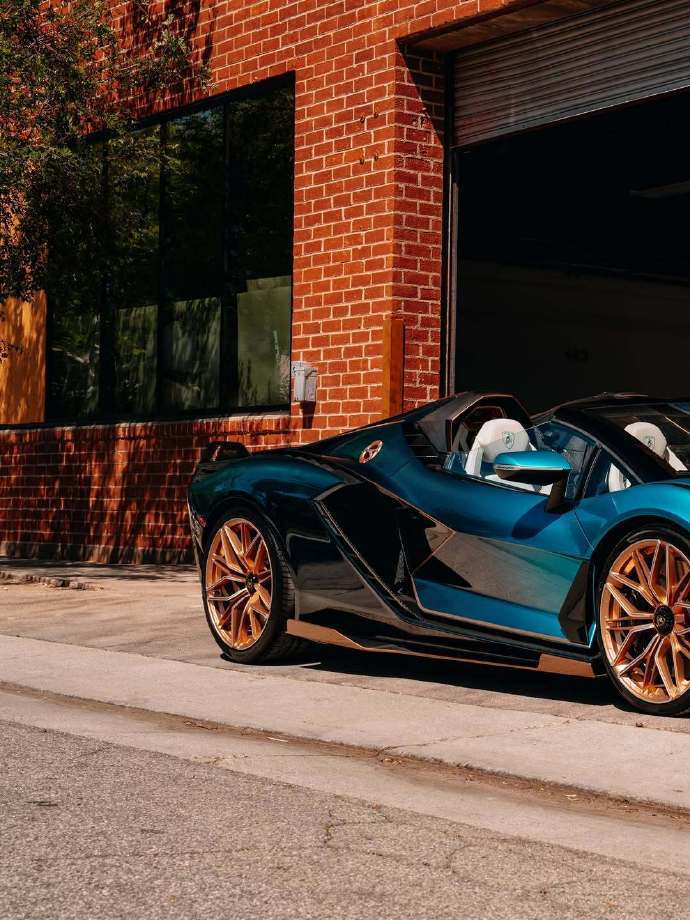 兰博基尼历史上第一台敞篷混合动力超级跑车——Sián Roadster。全球限量