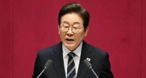 一场艺术展览，因为一个名字，闹到了两国外交部门公开交锋的地步。2026年9月3日