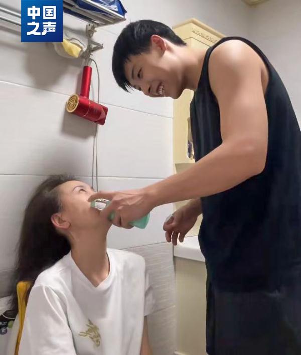 “母子有别，你怎么能做这些事？”陕西小伙12年如一日照顾渐冻症妈妈，每天给她洗澡