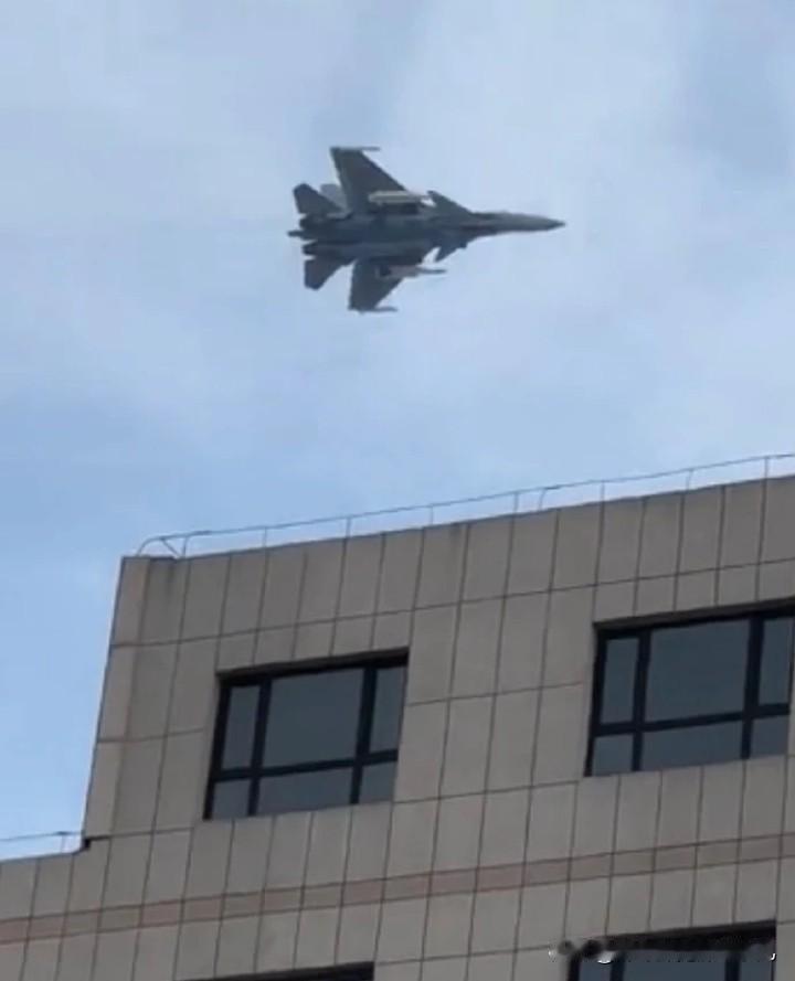 歼-15T可以夹着俩鹰击-15串门

对开式前起落架舱门、浅色调机头，妥妥是弹射