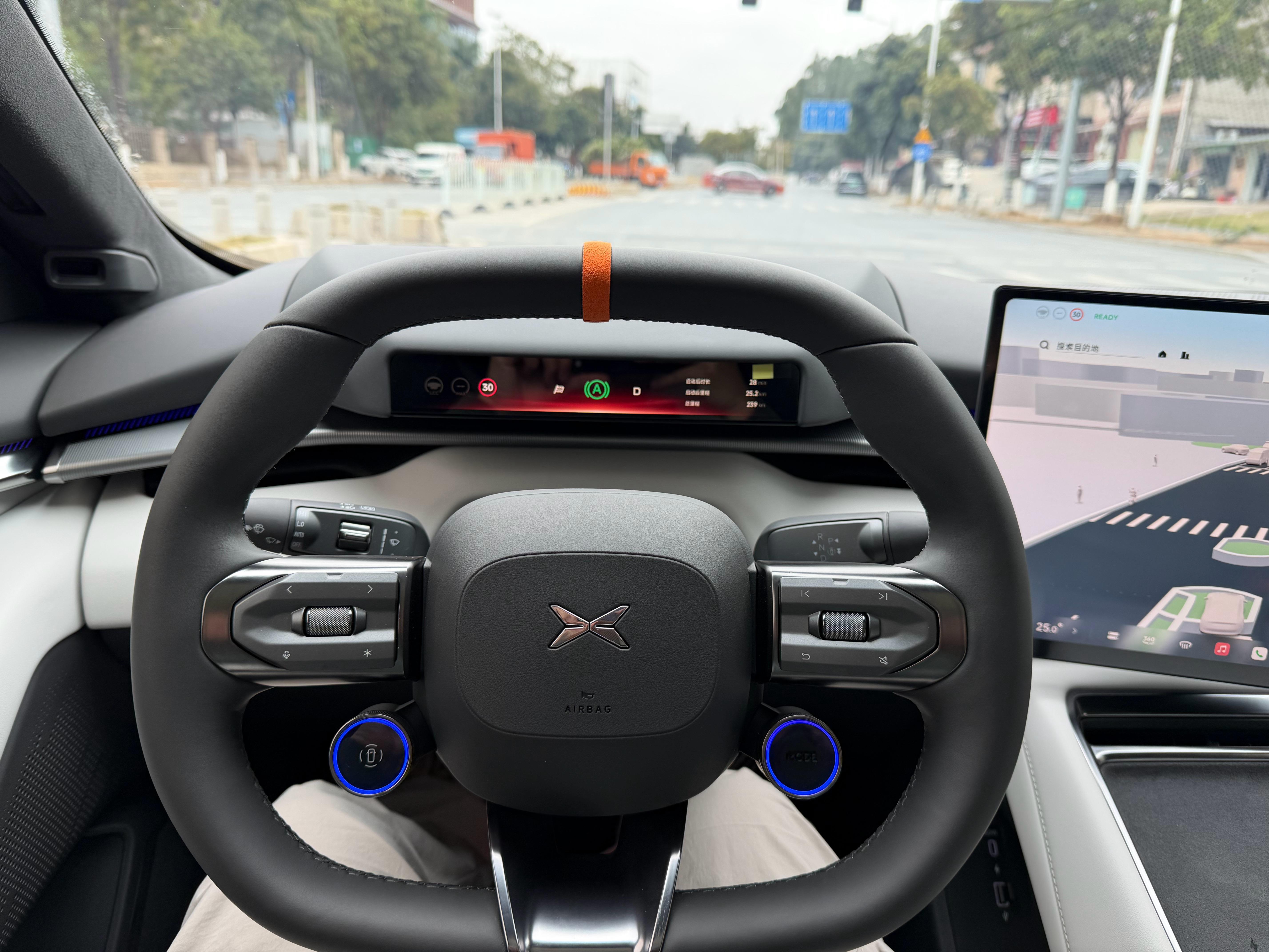 刚从工厂回来，给我震撼了一下午对了，给我全新小鹏P7贴了个方向回正标，好看不