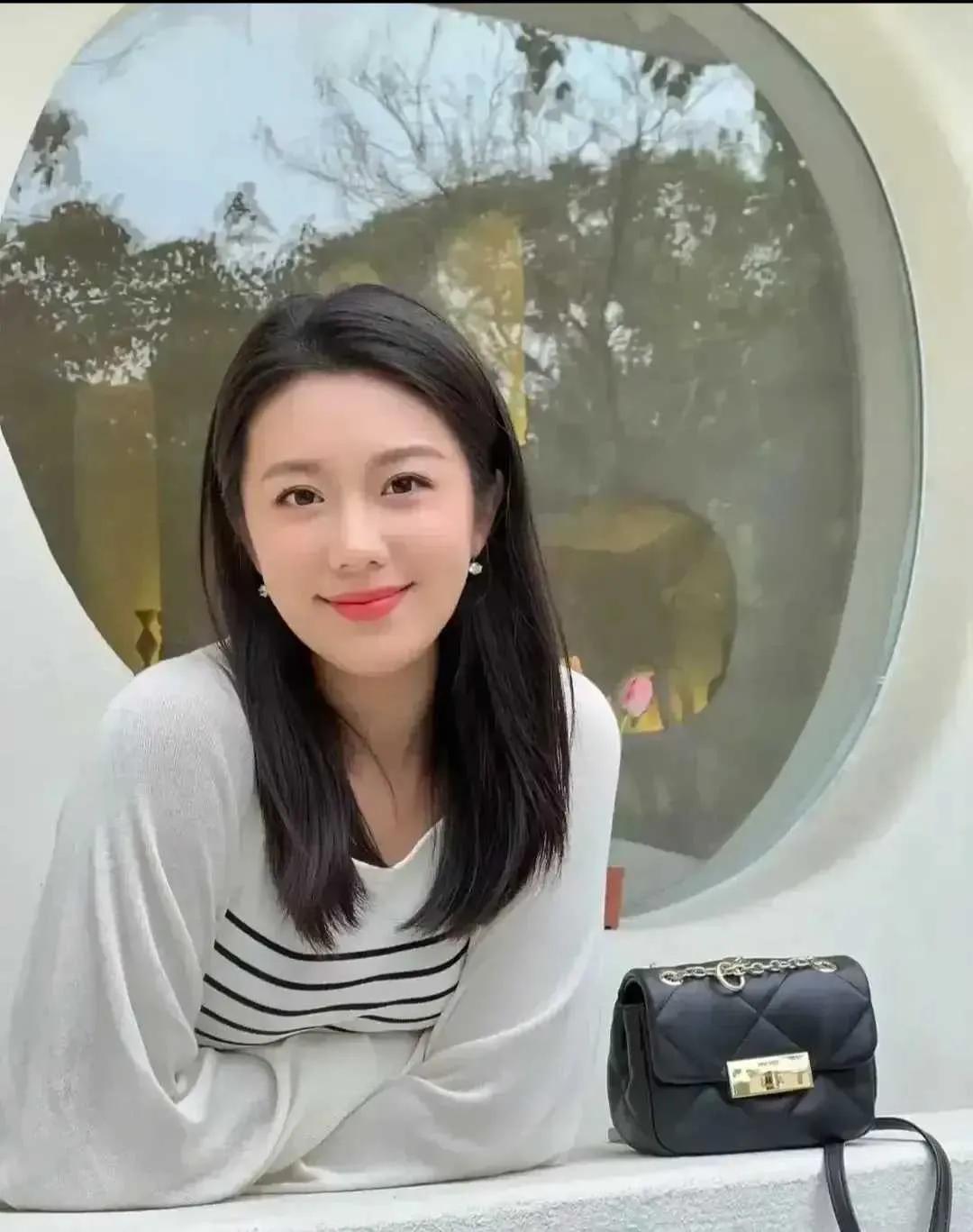 这样一类女性，怎能不爱呢？
她们拥有出众的容貌和协调和谐的五官，即使在打扮上并不
