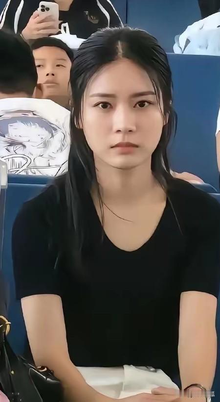 全网都在夸高铁素衣女孩，但我劝你别学她

这条热搜我看了好几遍。一个没美甲、没染