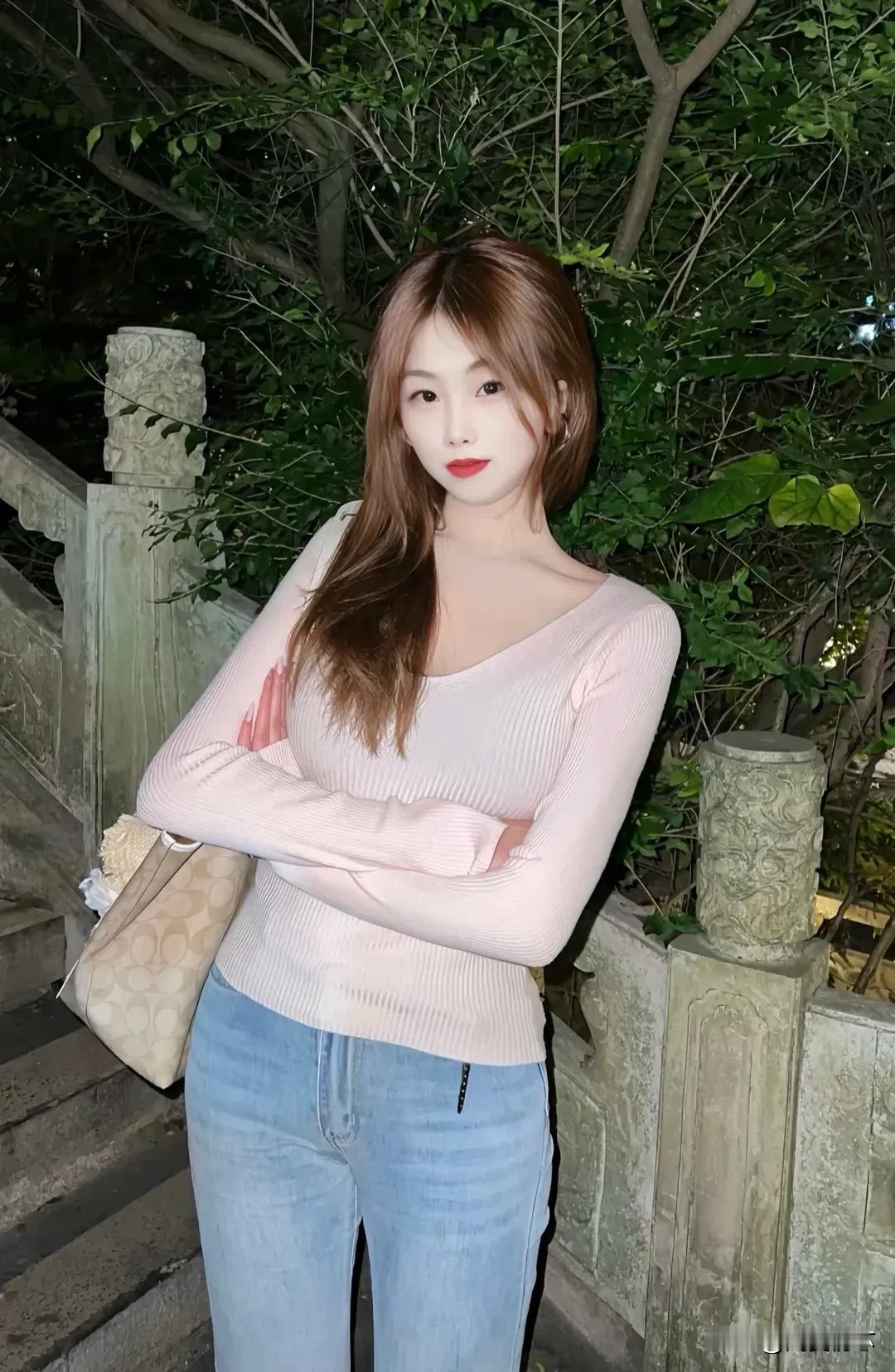 温柔夜色下的少女，粉色毛衣与蓝色牛仔裤的清新搭配，宛如秋日暖阳。