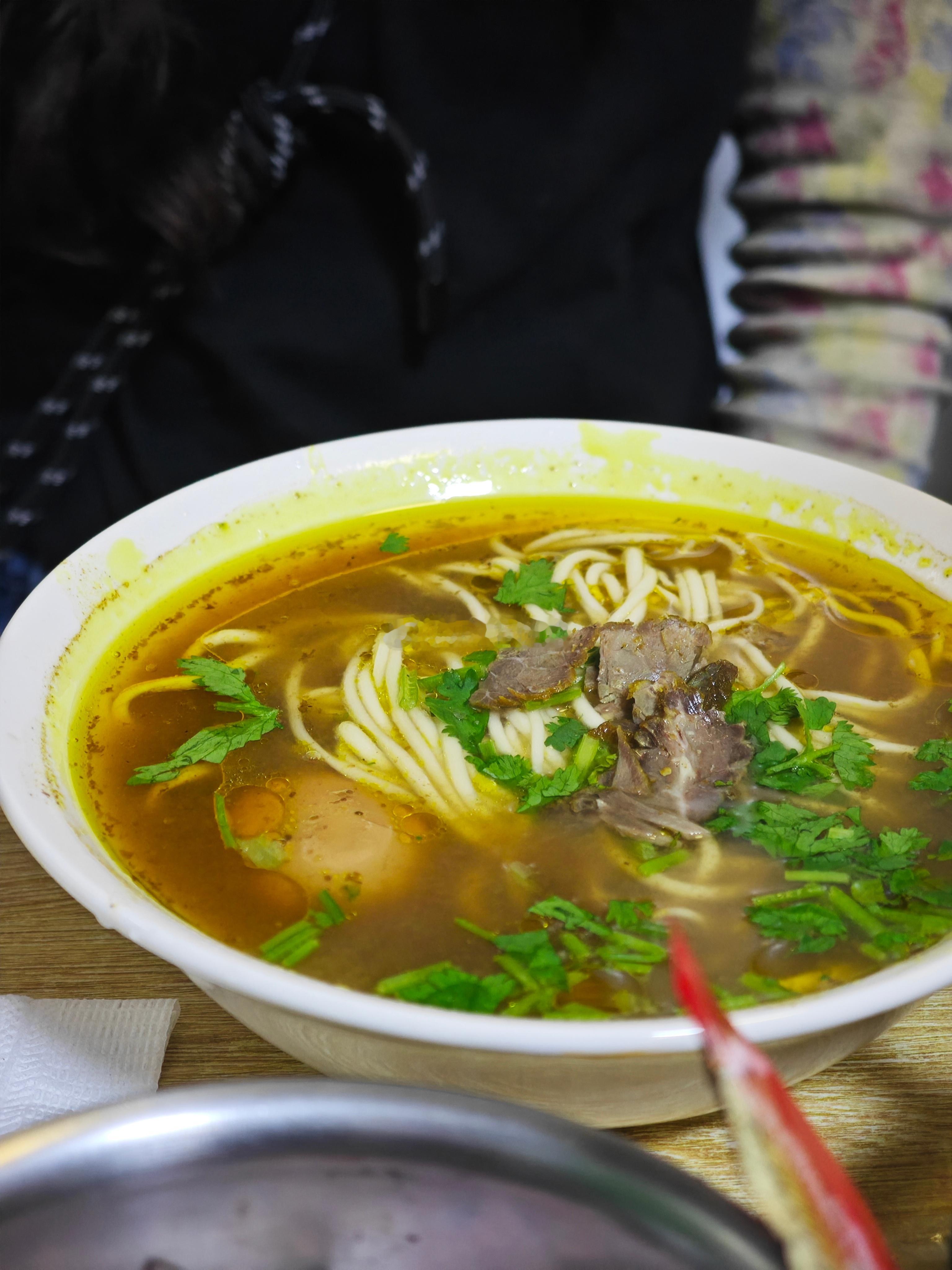 大雨天都排大队，黄汤牛肉面，咖喱味的是真挺香…老能找到好吃的真的很难瘦牛肉面 北
