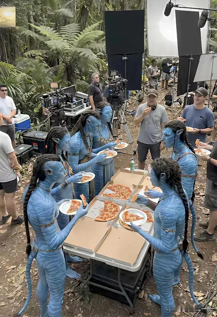 一部是超前世界的电影，一张是中国清朝的真实发型，惊人相似有没有？
到底是借鉴还是