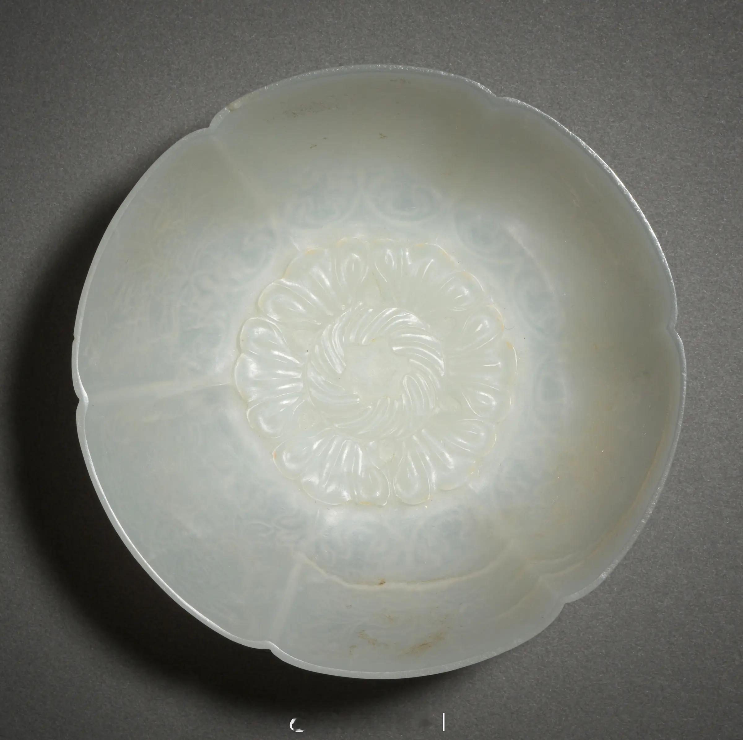 十八世纪 白玉痕都斯坦式花形碗尺寸：直径10cm来源：伦敦邦瀚斯2025秋拍《觉