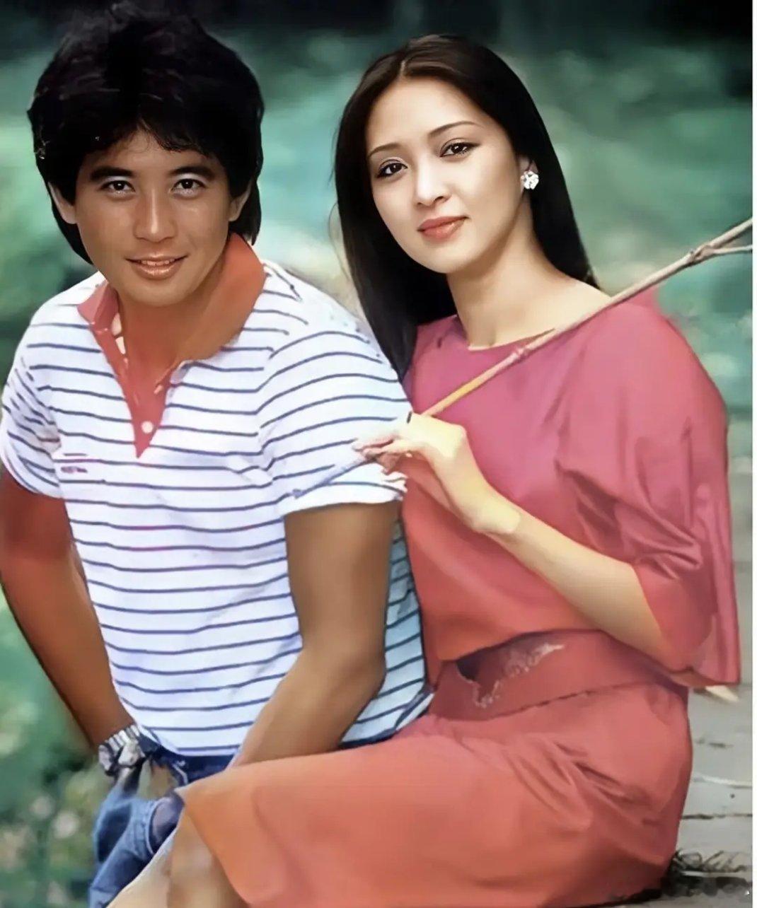 这是秦汉和胡因梦年轻时的一张留影老照片， 拍摄于1977年 