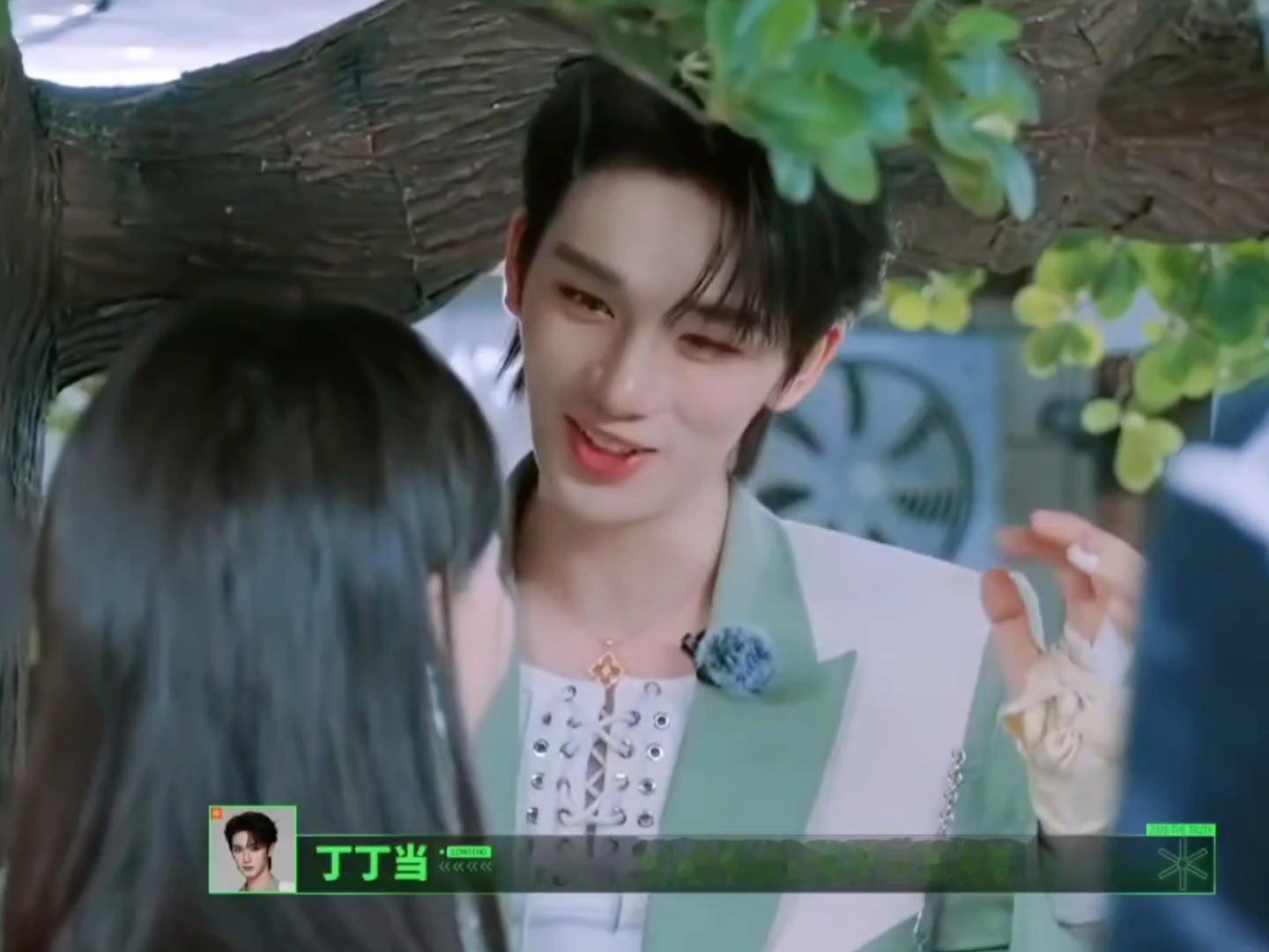 “有个大侠会驾着七彩祥云来救我😉” 