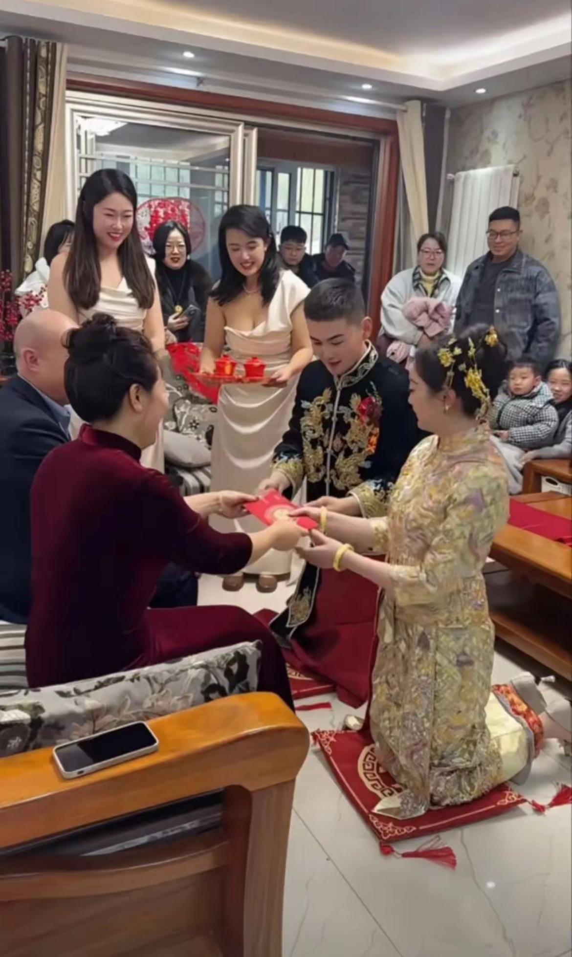 这新娘一看就是家里的福将，旺夫又旺家