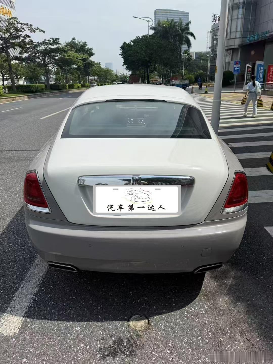 劳斯莱斯魅影，风暴灰·极地白双拼色、油漆/绿松石内饰，稀有配色，选配流星顶·内饰
