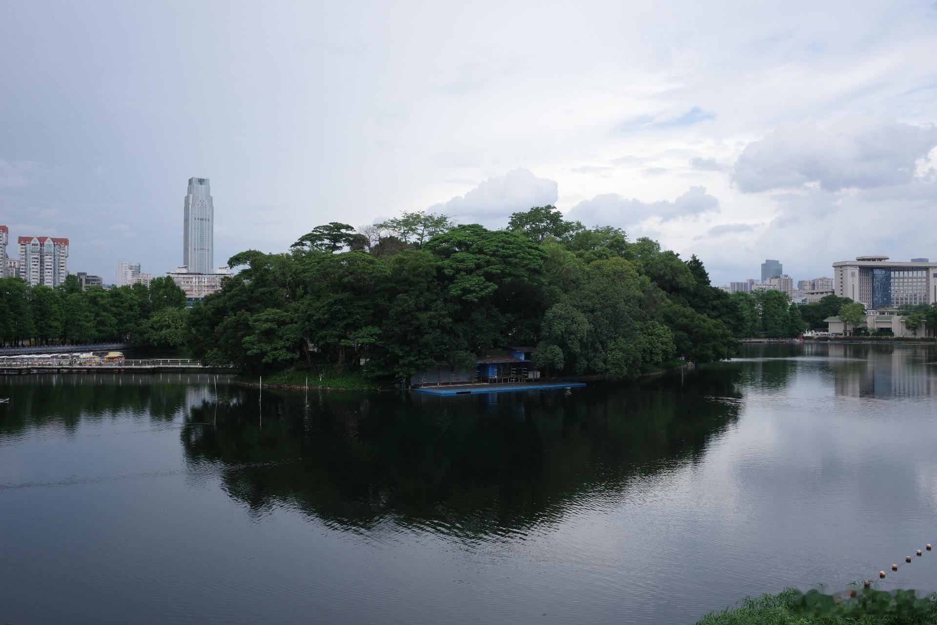 蓝天白云的每一天，广州越秀东山湖公园城市掠影蓝天白云 理光GR4 广州·NO.W
