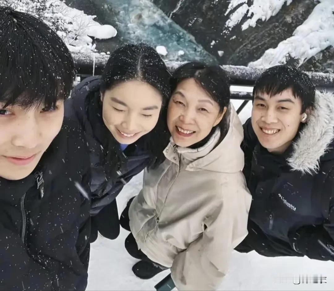 为什么宗馥莉可以赢得了继承人的身份，因为这是她所处环境的原因，毕竟三个外室子女锦