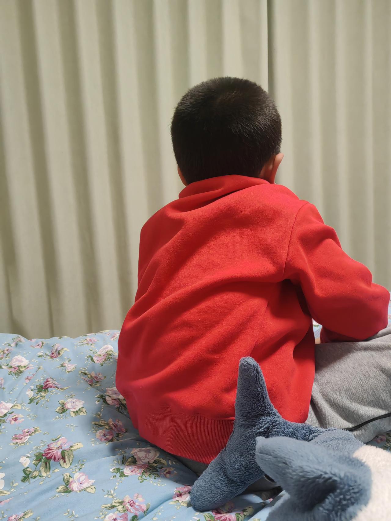 老二发烧到39度，老公心大得很，我问他需不需要吃点退烧药，他说不用。

昨天晚上