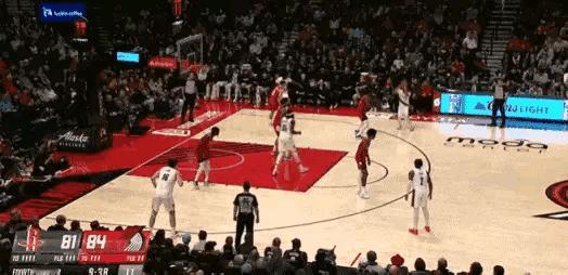 杨瀚森20岁的年龄40岁的身体，2米16的净身高，穿鞋也有2.2米了，近在咫尺扣