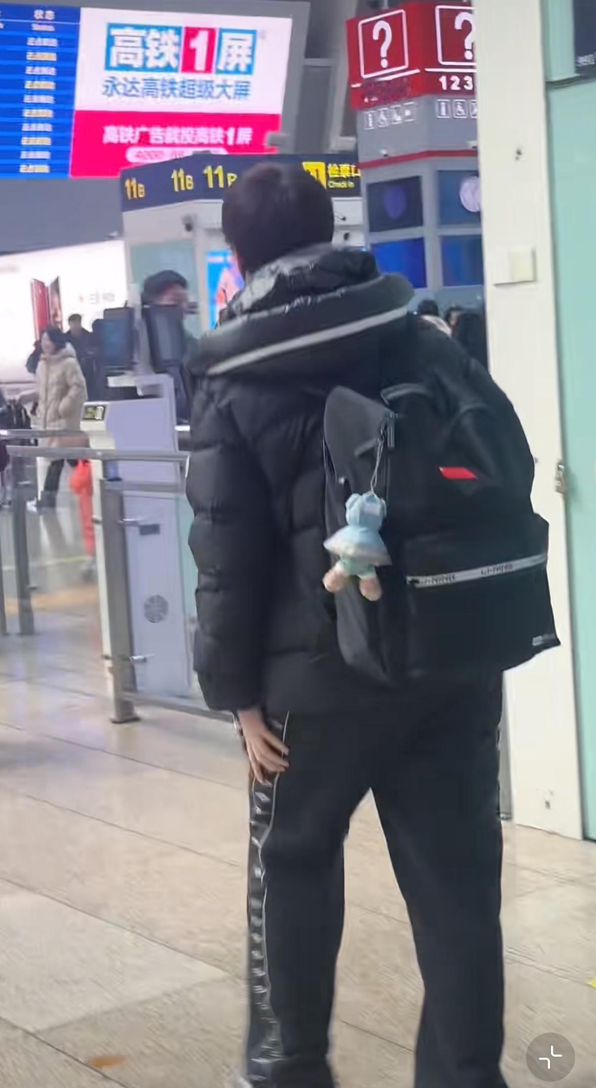 12月25日王曼昱与徐奕一起出征南京乒超总决赛——状态不错👍
南京乒超总决赛倒