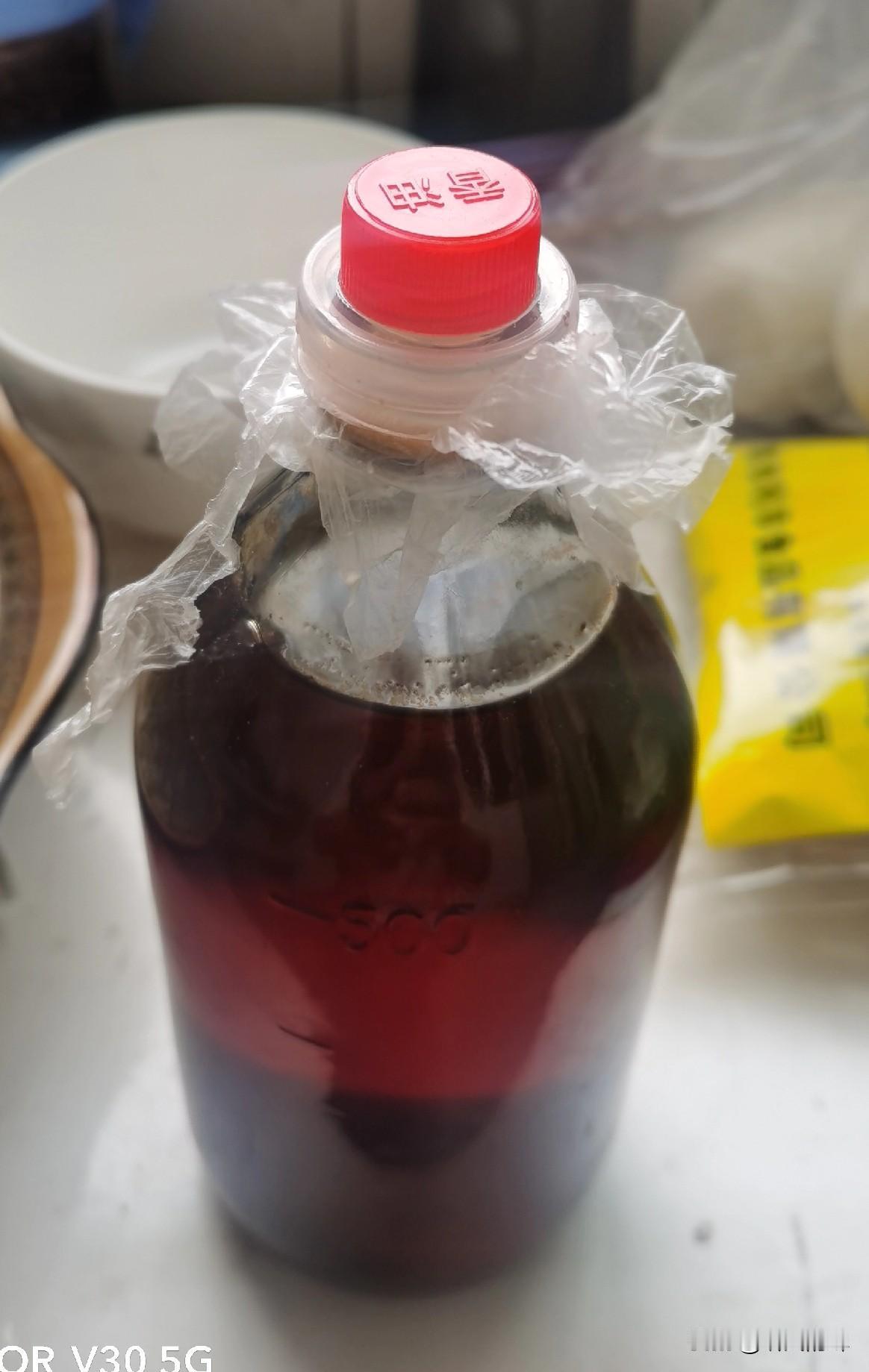 朋友老赵送我一瓶他家自己挤的香油，这份人情我该拿什么还。

现在市面上卖的香油都