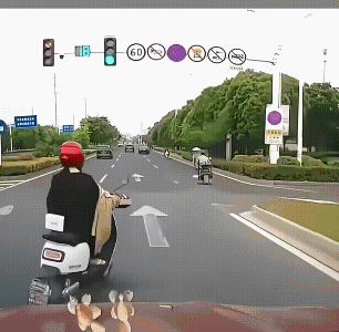 视频车鸣笛提醒了，也没有阻挡着两辆电动车碰撞的发生。
幸亏戴了头盔。摔倒了她还不