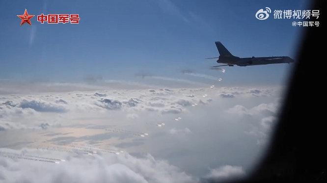 轰6K演练应急作战遭遇不明攻击后释放干扰弹歼20紧急护航轰6K最爱去的就是宫古海