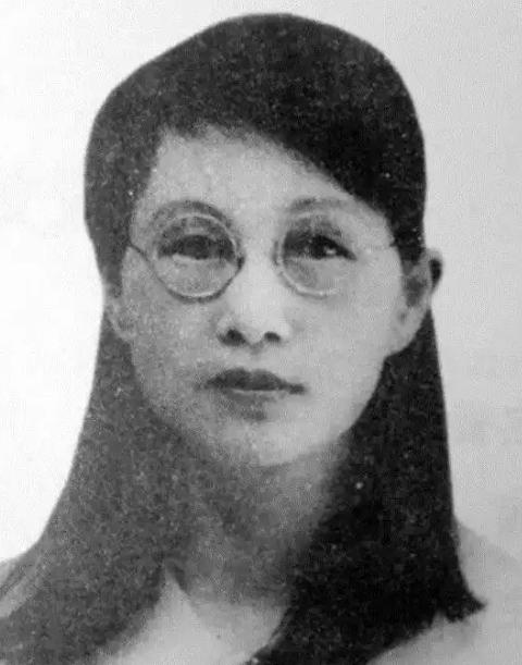 1909年，16岁的白薇与婆婆发生争执，丈夫竟然抄起板凳砸向她的背，婆婆见她倒下
