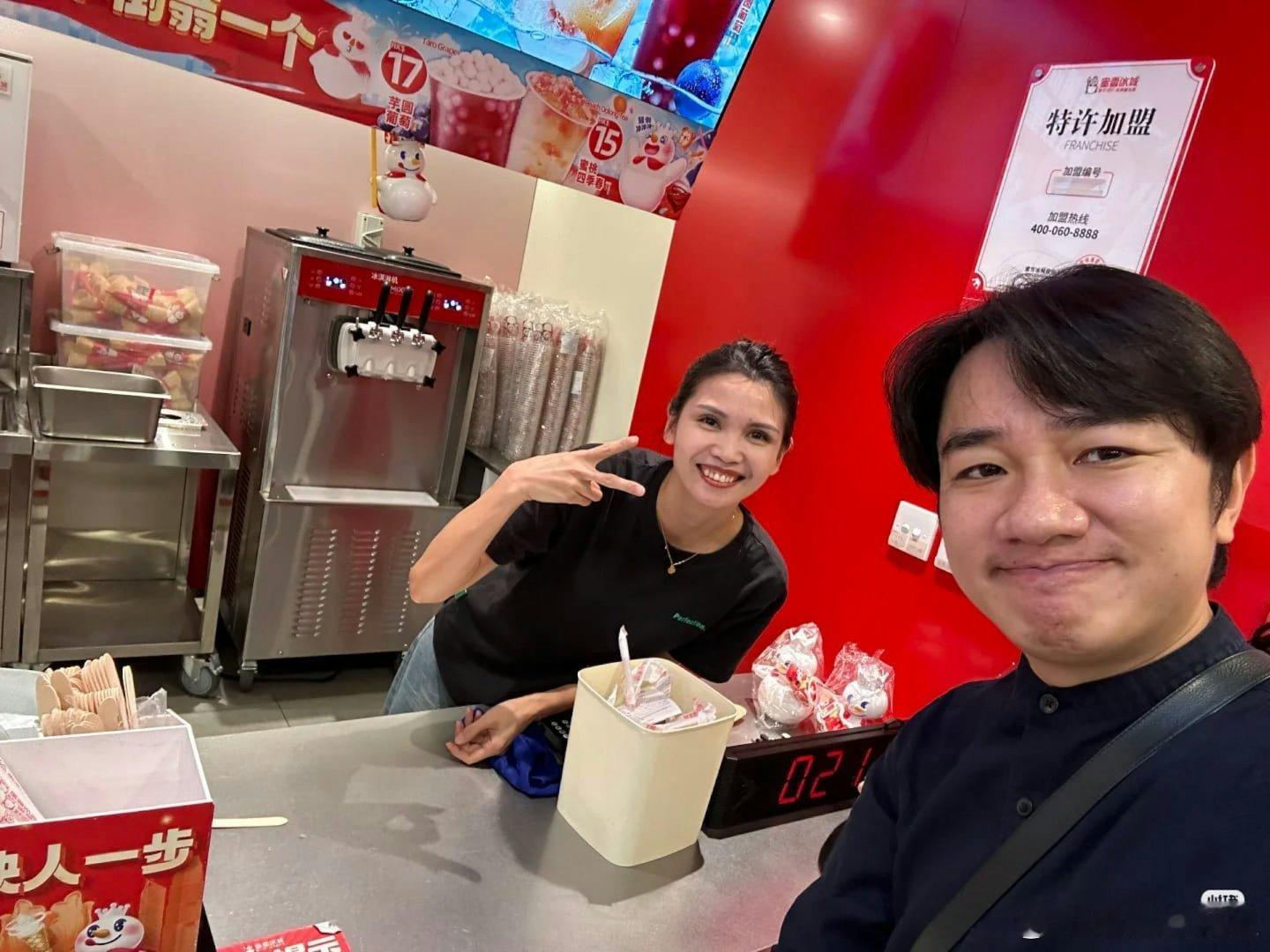 44歲的王祖藍，曾是TVB高層，近年北望神州，長駐內地發展，而且帶埋老婆李亞男一